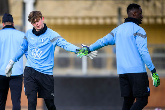 Målvakt Melker Ellborg och målvakt Ismael Diawara