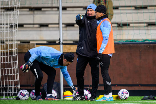 Målvaktstränare Jonnie Fedel i samtal med Martin Olsson