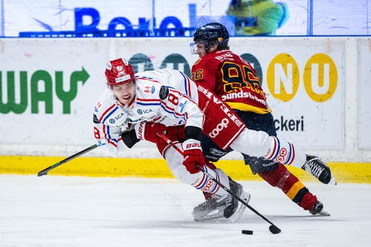 Timrås Jens Lööke och Djurgårdens Emil Berglund