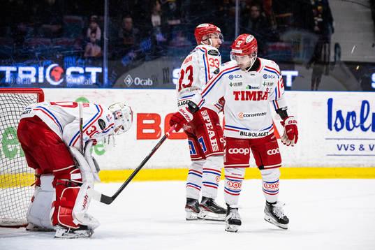 Timrås målvakt Jacob Johansson och Filip Cederqvist deppar