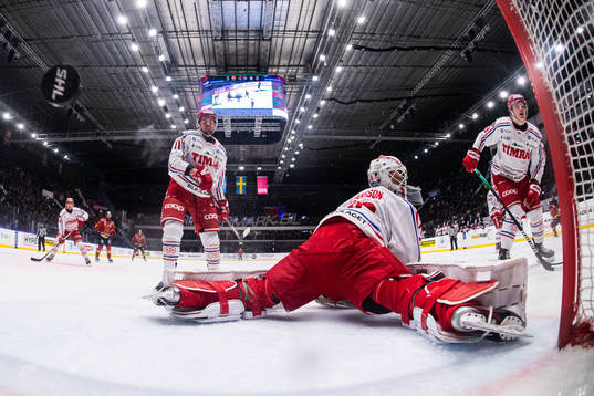 Timrås Nolan Zajac och målvakt Jacob Johansson deppar