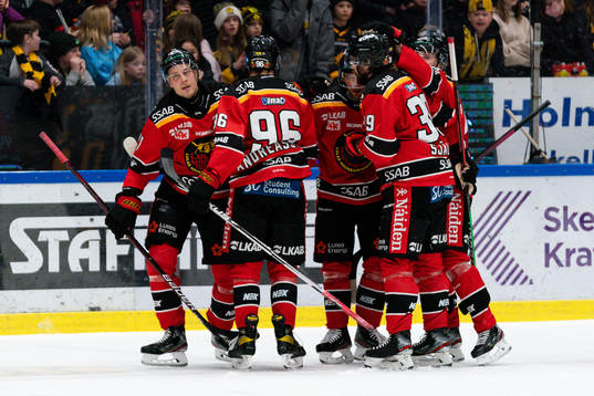 Luleås Juhani Tyrväinen jublar