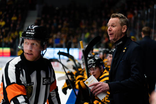 Domare Mikael Holm och Skellefteås tränare Robert Ohlsson