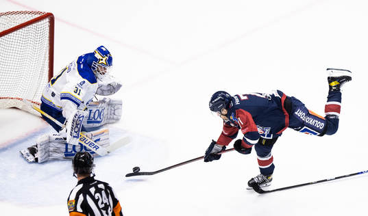 Linköpings Robert Lantosi gör 1-0 bakom Leksands målvakt