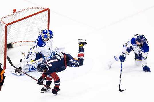 Linköpings Robert Lantosi gör 1-0 bakom Leksands målvakt