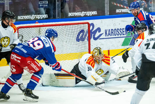 Oskarshamns Patrik Karlqvist och Brynäs målvakt Veini