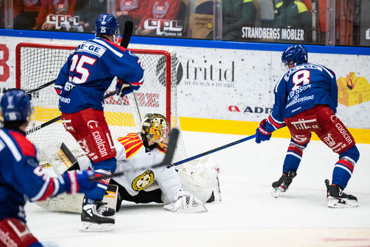 Oskarshamns Fredrik Olofsson gör 1-0 bakom Brynäs