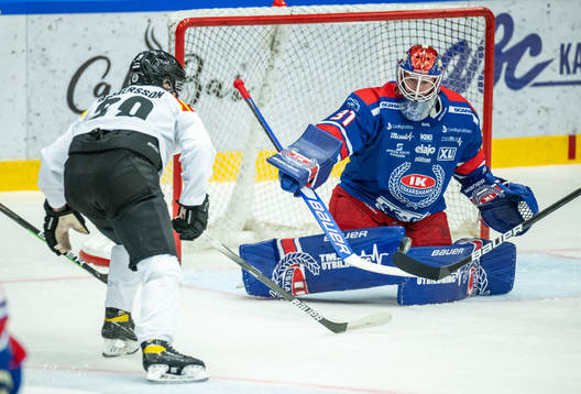 Brynäs Oskar Kvist och Oskarshamns målvakt Tim Juel