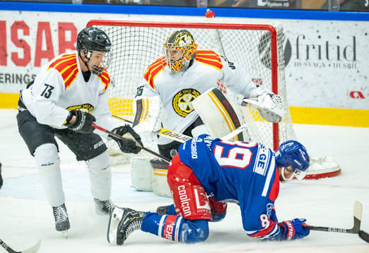 Brynäs Theo Lindstein och målvakt Veini Vehviläinen samt