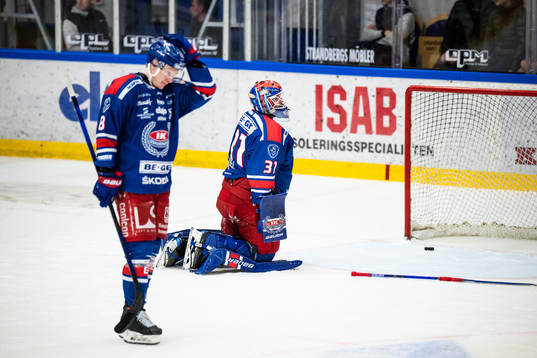 Oskarshamns Fredrik Olofsson och målvakt Tim Juel deppar