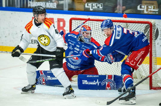 Brynäs Greg Scott, Oskarshamns målvakt Tim Juel och
