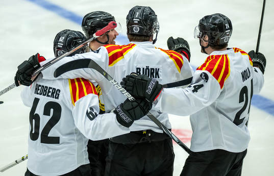 Brynäs Anton Rödin jublar med lagkamrater