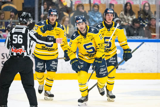 Södertäljes Matt Marcinew jublar