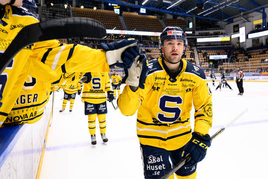 Södertäljes Matt Marcinew jublar
