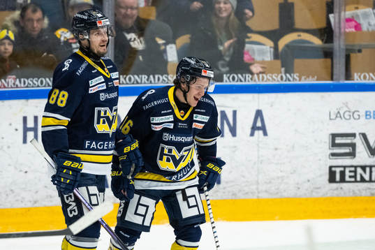 s Jesper Kokkonen jublar med målskytten till 1-1 Tyler