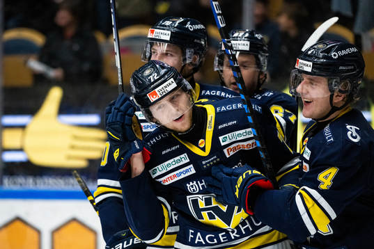s Jonathan Davidsson jublar