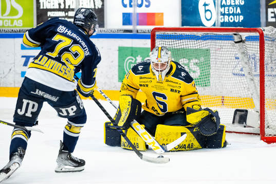 s Jonathan Davidsson med läge mot Södertäljes målvakt