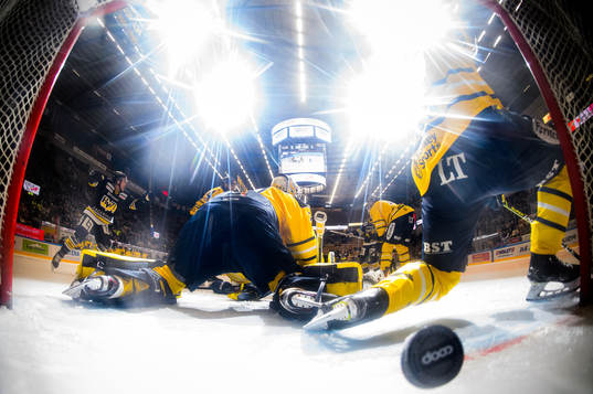 s Tyler Kelleher (ej i bild) gör 3-1 bakom Södertäljes