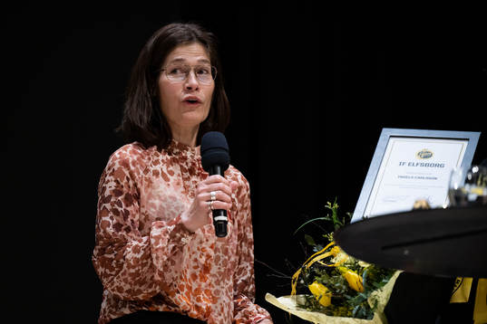 Styrelseledamot Ingela Carlsson avtackas av ordförande