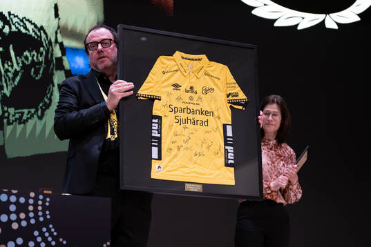 Styrelseledamot Ingela Carlsson avtackas av ordförande