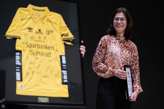 Styrelseledamot Ingela Carlsson avtackas och mottager bevis