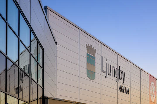 Exteriör vy av Ljungby arena före ishockeymatchen i