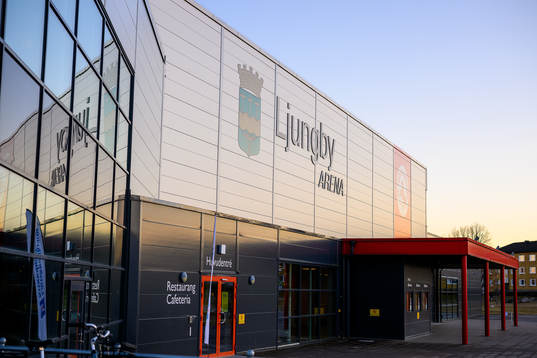 Exteriör vy av Ljungby arena före ishockeymatchen i