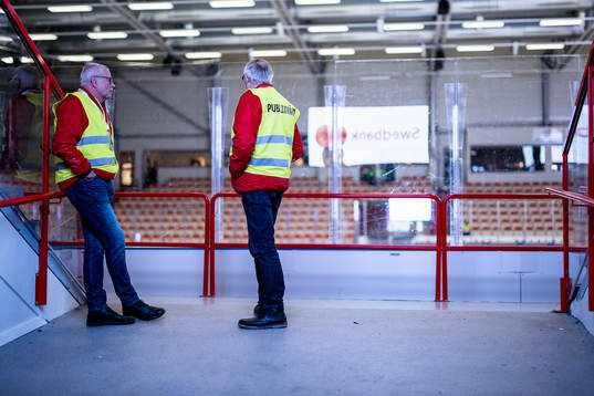 Publikvärdar före ishockeymatchen i Hockeyallsvenskan