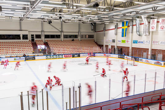 Troja/Ljungbys spelare värmer upp före ishockeymatchen i