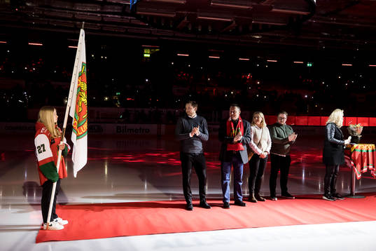 Thomas Melin hyllas och får sin tröja hissad i taket