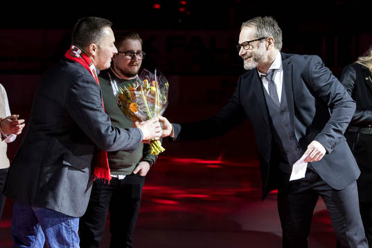 Thomas Melin av Peter Iversen hyllas och får sin tröja