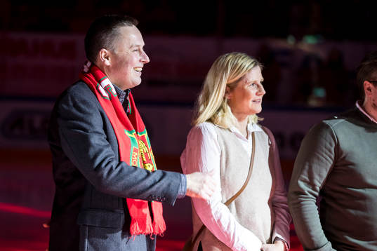 Thomas Melin hyllas och får sin tröja hissad i taket