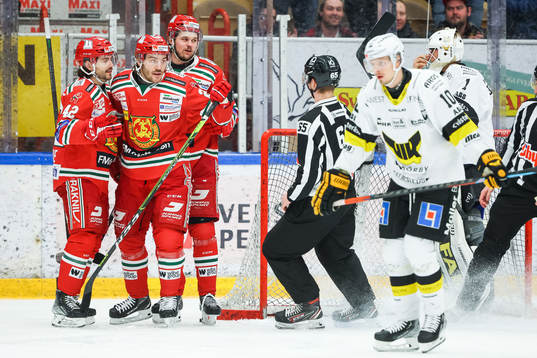 Moras Johan Persson jublar med Alexandre Lavoie och Måns