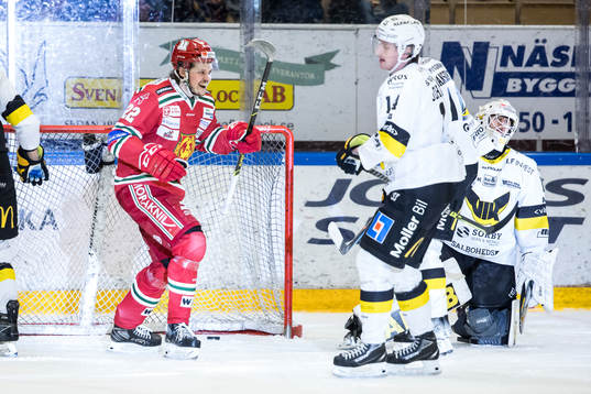 Moras Måns Carlsson jublar