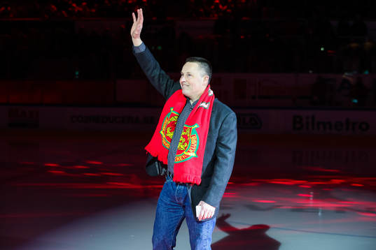 Thomas Melin hyllas och får sin tröja hissad i taket