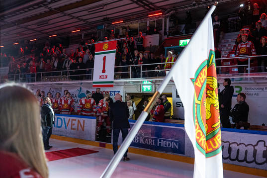 Thomas Melin hyllas och får sin tröja hissad i taket