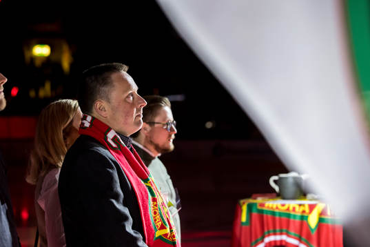 Thomas Melin hyllas och får sin tröja hissad i taket