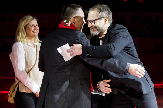 Thomas Melin av Peter Iversen hyllas och får sin tröja