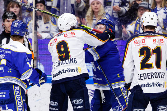 Gruff mellan Djurgårdens Cameron Schilling och Leksands