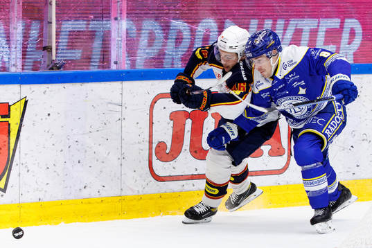 Djurgårdens Tim Söderlund och Leksands Matt Caito