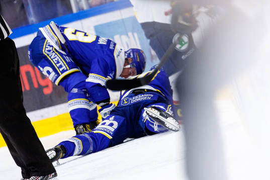Leksands Lian Bichsel ligger rpå isen skadad