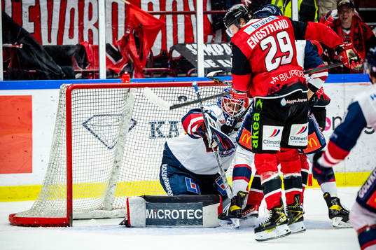 Malmö Redhawks Eric Engstrand mot Linköpings målvakt
