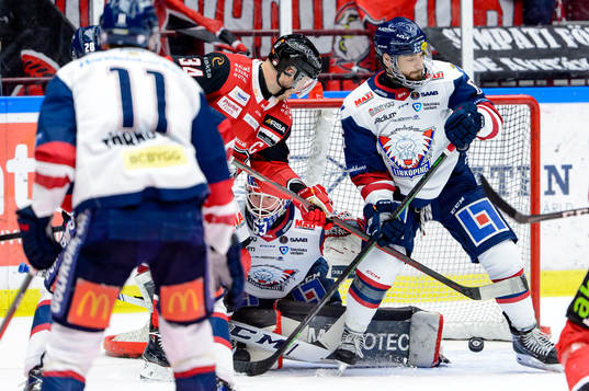 Malmö Redhawks Carl Söderberg mot Linköpings Craig Shira