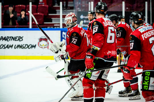 Malmö Redhawks målvakt Daniel Marmenlind jublar med