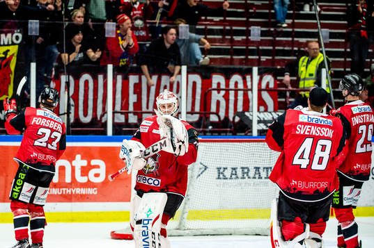 Malmö Redhawks målvakt Daniel Marmenlind jublar med