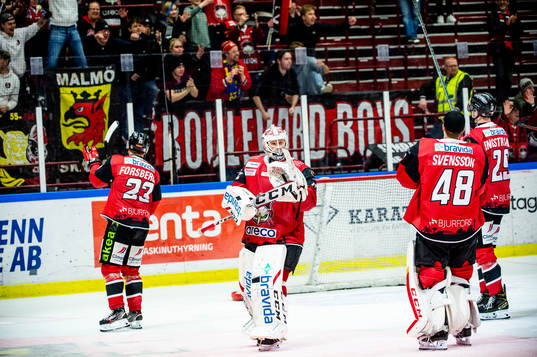 Malmö Redhawks målvakt Daniel Marmenlind jublar med