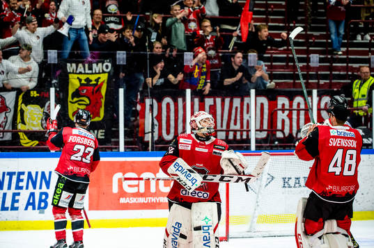 Malmö Redhawks målvakt Daniel Marmenlind jublar med