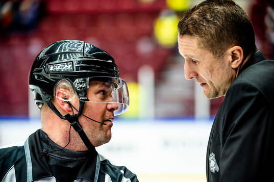 Linjemannen Ludvig Lundgren och Malmö Redhawks tränare