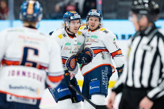 Växjös Emil Forslund jublar med lagkamrater