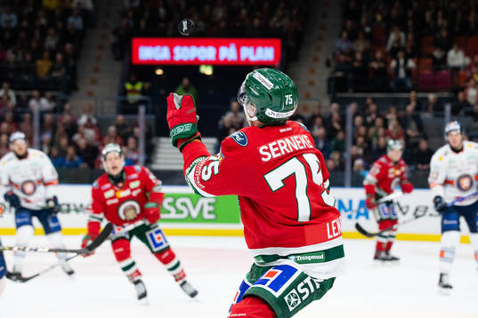 Frölundas Radan Lenc plockar ned en puck med handen